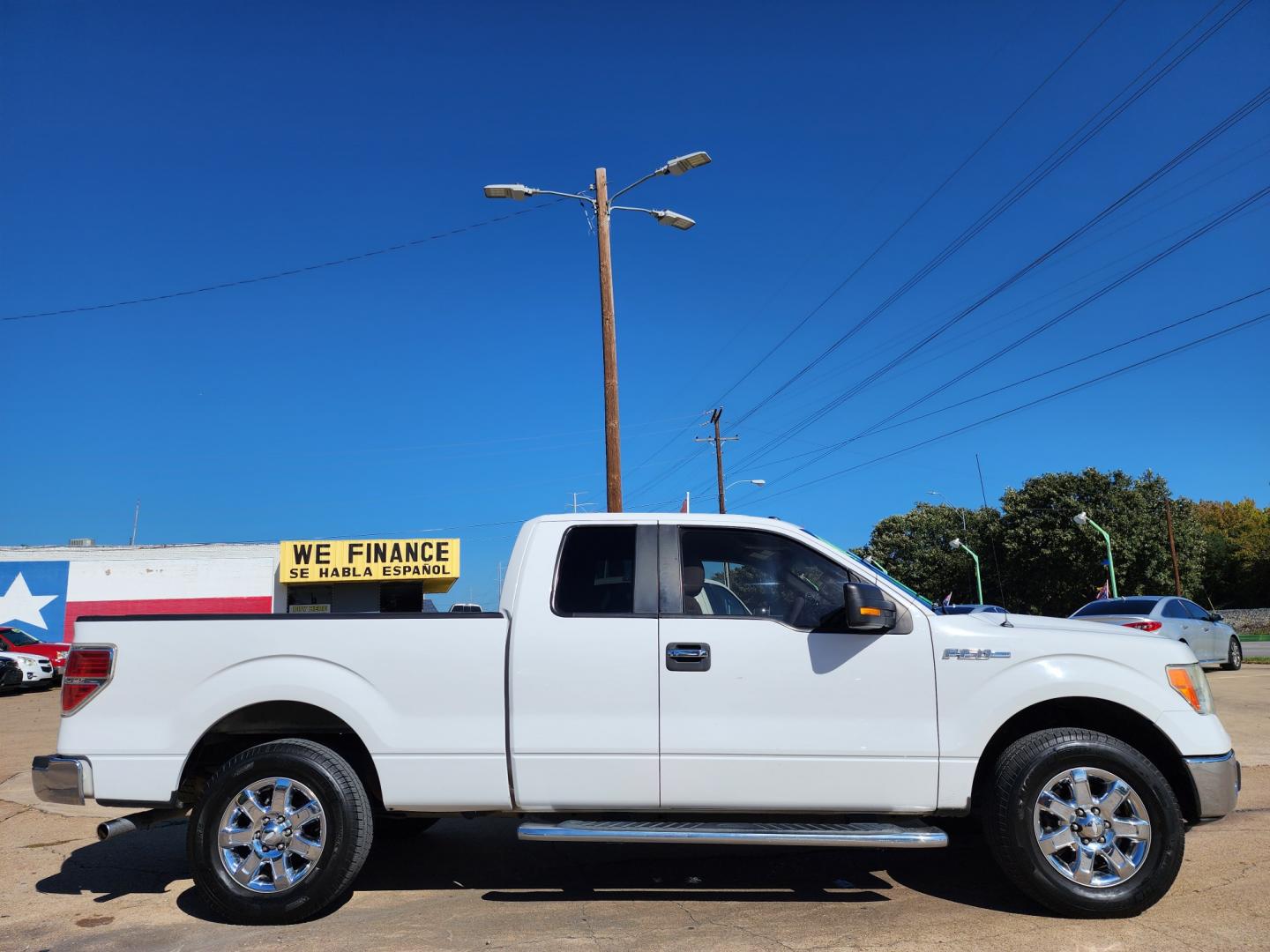 2013 WHITE /GRAY Ford F-150 XLT (1FTEX1CM4DF) with an 3.7L V6 DOHC 24V engine, 6-Speed Automatic transmission, located at 2660 S.Garland Avenue, Garland, TX, 75041, (469) 298-3118, 32.885551, -96.655602 - Welcome to DallasAutos4Less, one of the Premier BUY HERE PAY HERE Dealers in the North Dallas Area. We specialize in financing to people with NO CREDIT or BAD CREDIT. We need proof of income, proof of residence, and a ID. Come buy your new car from us today!! This is a very well cared for 2013 FO - Photo#2